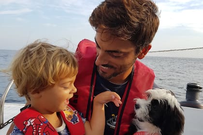 Coni, Juan y su hijo Ulises, de tres años, viven y viajan en velero por la costa de Brasi hace 9 meses. Desde Búzios, cuentan por qué les fascina vivir en el mar.