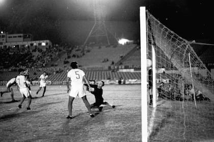 Conigliario marca ante Solis, de Toluca, en el Centenario; Estudiantes fue el primer campeón de la Interamericana en 1969