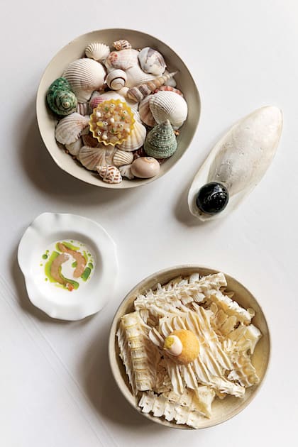 Conjunto de gambas blancas, tartare de jurel, pan croqueta de merluza y brioche.