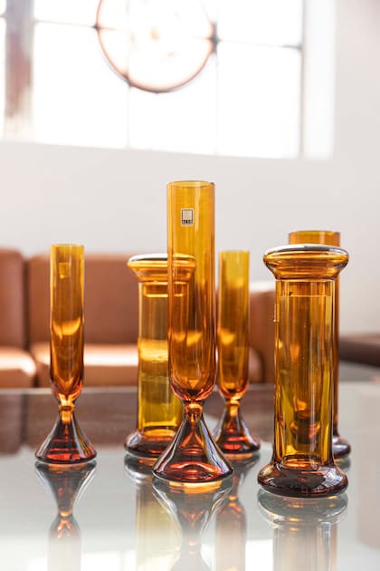 Conjunto de vidrios ámbar de la firma argentina Alsó.