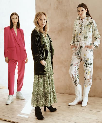 Conjunto sastrero (María Gorof), zapatillas (Adidas). Lucía: saco de pana verde y vestido estampado (Rapsodia). Entero estampado y campera corta (Valentina Karnoubi), botas texanas (Chiarini)