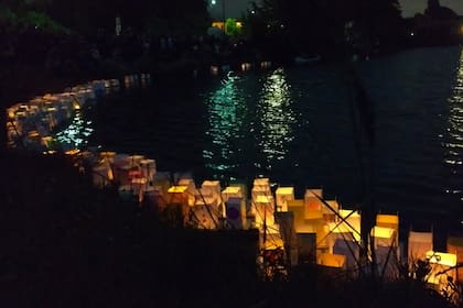 Conmemoración anual del bombardeo sobre Hiroshima. Se sueltan linternas sobre un lago de Berkeley, los dibujos están hecho por los asistentes.