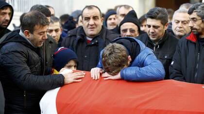 Conmoción en el funeral de una de las víctimas del atentado en Estambul