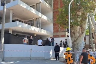 Encontraron el cuerpo de un hombre en una pared durante una construcción