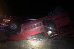 Murieron dos personas en la ruta 2 tras despistar en una rotonda y volcar