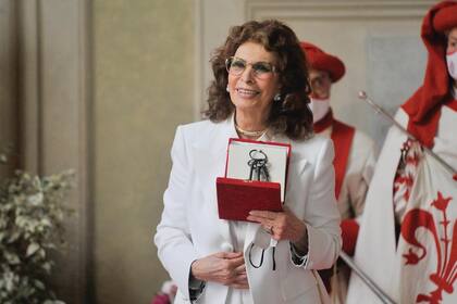Conmovida, Sophia recibe las llaves de la ciudad de Florencia