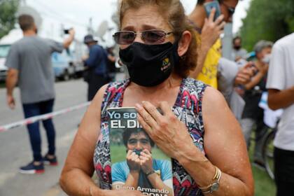 Conmovidos simpatizantes se acercan al Barrio San Andrés de Tigre, donde murió Diego Maradona.
