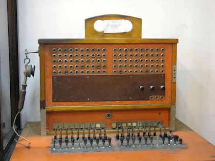 Conmutador telefónico con clavijas, circa 1920.