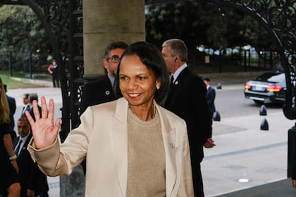 Conndoleezza Rice saluda antes de entrar ayer al Teatro Colón