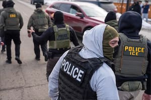 Connecticut prohíbe las mascarillas a los agentes y permite que residentes los demanden