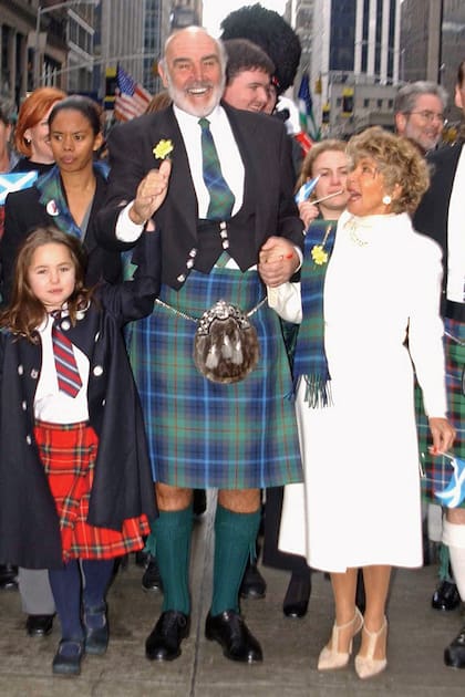 En abril de 2002, en Nueva York, se divierten en un desfile en honor a Escocia.