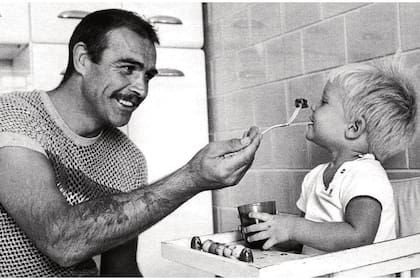 Una tierna postal en blanco y negro del actor dándole de comer a su único hijo, Jason, en 1963
