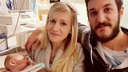 Connie y Chris con su hijo Charlie; lograron recaudar 1,5 millones de dólares para realizarle un tratamiento en EE.UU.