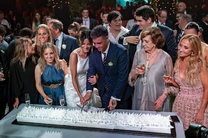 Connie, la mamá de María Belén; María Paz Ludueña (su hermana mayor), Antonella Macri, los novios, Giorgio y Antonio Macri (hijos de Jorge), Alicia Boga (madre de Macri) y Daniela Macri (su otra hermana).