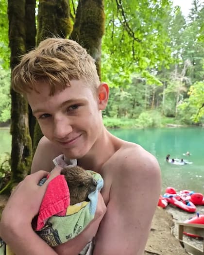 Connor se negó a que su madre sostuviera al bebé durante la primera hora. Quería protegerla todo lo posible.