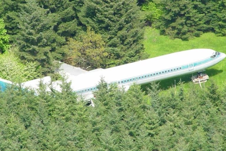 Compró un avión, lo puso en el medio de un bosque y dejó boquiabierto a más de uno con el uso que le dio