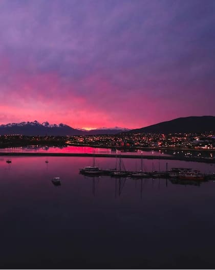 Conocer el fin del mundo es conocer Ushuaia y el Canal Beagle que desde ahí se ve la imponente Cordillera de los Andes - Imagen: Instagram @ushuaialovers
