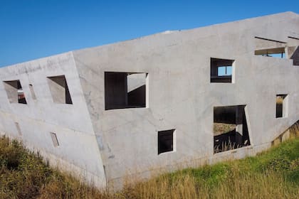 Conocida por los vecinos como "la casa inclinada" se prepara para abrir sus puertas como hotel boutique en enero