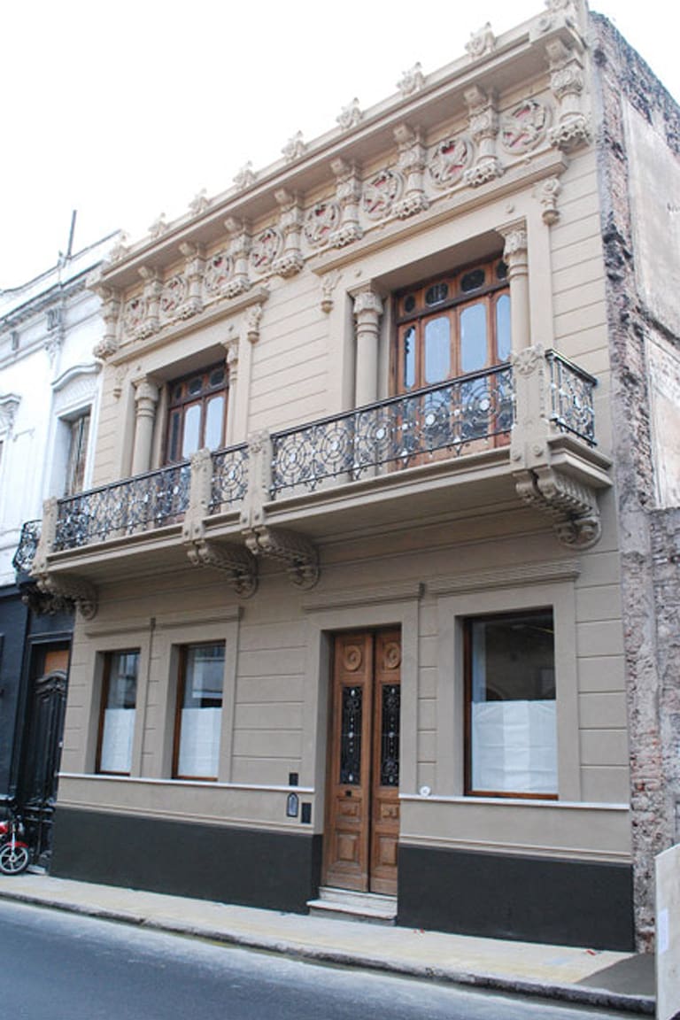 Conocida por sus vecinos como Casa Bolívar o La casa de los dragones por sus figuras en la fachada, es una emblemática propiedad del barrio de San Telmo que fue totalmente restaurada en su interior y exterior