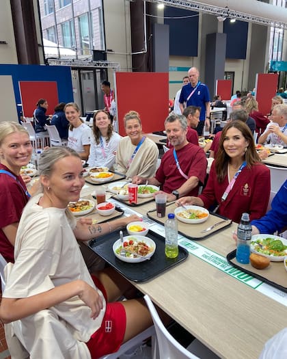 Conocidos por su sencillez y por su espíritu deportivo (Federico de Dinamarca suele correr maratones como uno más entre su pueblo), los reyes disfrutaron de un almuerzo junto a su equipo en el comedor de la Villa Olímpica