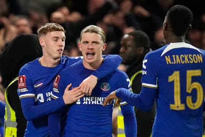 Conor Gallagher celebra tras anotar el tercer gol de Chelsea para la victoria 3-2 ante Leeds en la Copa FA, el miércoles 28 de febrero de 2024. (AP Foto/Kirsty Wigglesworth)