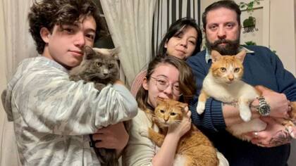 Conrado Borelli y sus hijos con los tres animales adoptados después de ser recogidos en las calles