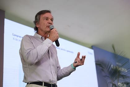 Conrado Estol en plena charla en el Bienestar Fest en el Hipódromo de Palermo