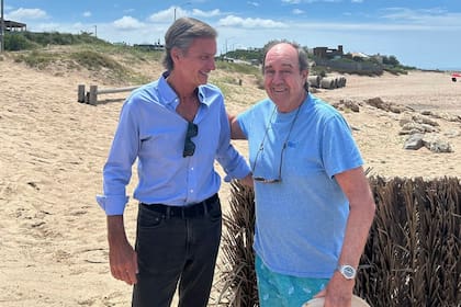 Conrado Estol y Nando Parrado en un encuentro casual en la playa en Punta del Este en Uruguay