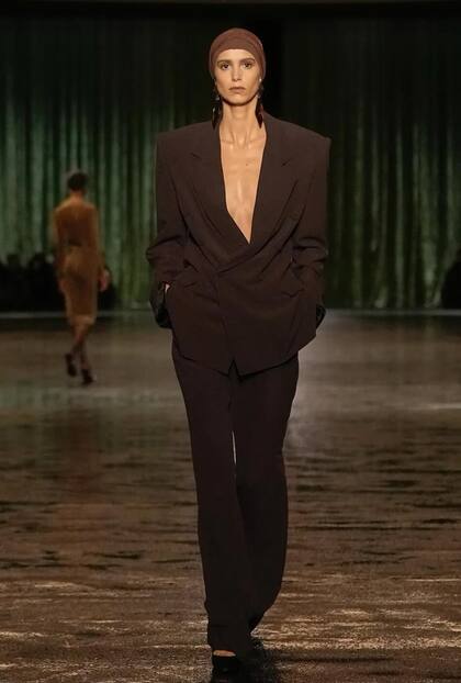 Consagrada, el look de Mica en la pasarela de Saint Laurent. La modelo argentina también se lució en Miu Miu