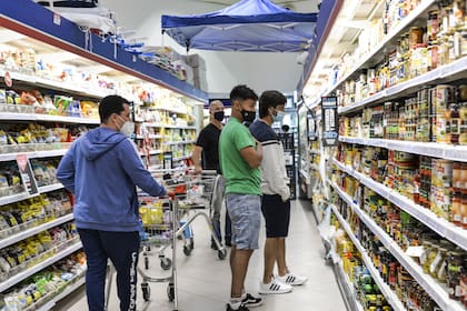 Conscientes de la situación cambiaria argentina, desde el gobierno uruguayo impulsaron la devolución total del IVA en gastronomía y alquiler de autos, y la tasa cero en hotelería