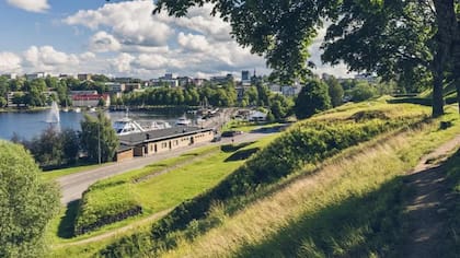 Conscientes del golpe económico y cultural que puede suponer el nuevo rumbo de Finlandia, los funcionarios de Lappeenranta eligen enfocarse en el futuro. Su ciudad es una de las más limpias de Europa y ha sido halagada por sus esfuerzos para luchar contra el cambio climático