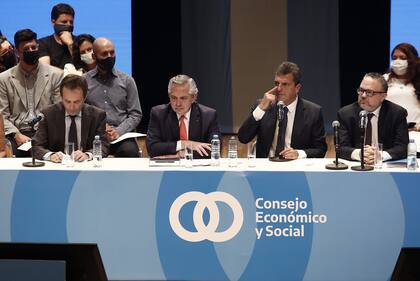 Gustavo Beliz, Alberto Fernández, Sergio Massa, y Matías Kulfas, en el Consejo Económico y Social