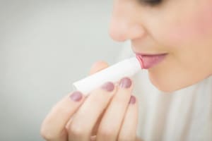 Consejos clave para mantener tus labios hidratados y saludables todo el verano pese a las altas temperaturas.