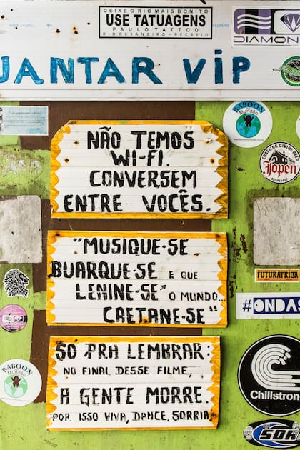 Consejos (dicas) pintados en madera en la praia do Boldró, lindos de leer y mejor para practicar.