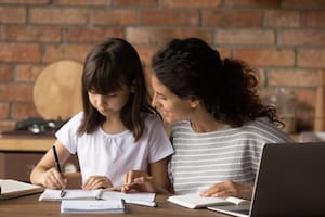 Guía para padres sobre cómo usar la IA para explicarles temas difíciles a los chicos sin que esta "haga la tarea" por ellos