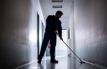 Dominar el inglés para poder comunicarse es importante en el trabajo de conserje