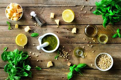 Conserva de limones al pesto para acompañar comidas.