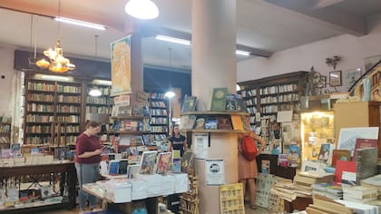 Conserva todavía su espíritu colonial y se especializa en historia argentina y latinoamericana, con libros muy antiguos y rarezas culturales