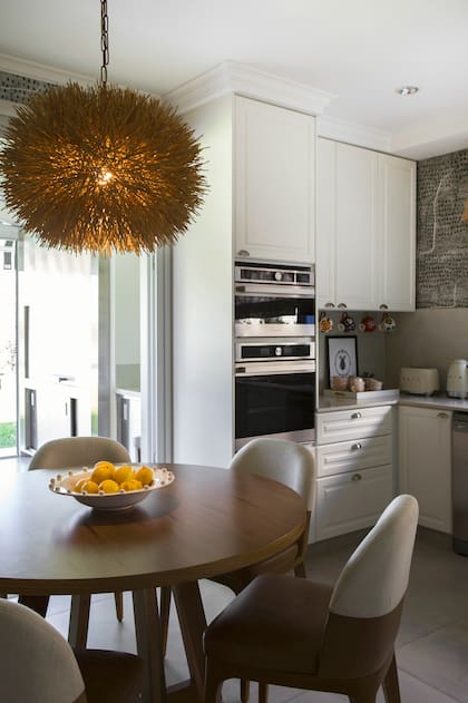 Conservaron el juego de comedor y los apliques de techo.