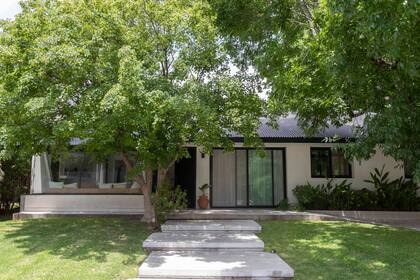 Conservaron la estructura original, pero cubrieron y pintaron los ladrillos a la vista, y el techo de tejas se reemplazó por uno de chapa.