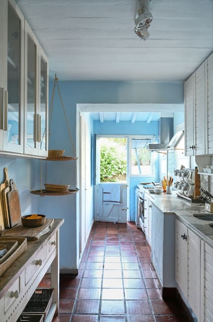 Conservaron los pisos originales de terracota curada, pero hicieron nuevos muebles en blanco con mesada de mármol. Hicieron el frutero colgante con dos cernidores tejidos traídos de Vietnam.