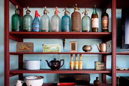 Conservaron muebles, acomodaron decenas de objetos de época en los estantes, hicieron entrar luz a un lugar cerrado por 50 años.