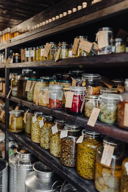 Conservas de cosecha propia en Mirazur.