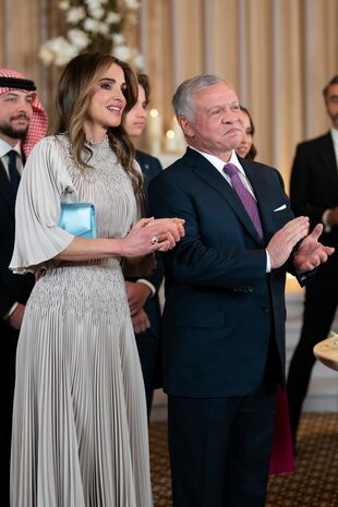 Considerada una de las royals más elegantes, Rania apostó a un vestido largo plisado de seda de Dior, de la colección Fall Couture 2022. Lo complementó con un clutch que tenía grabado “Mi Iman”, un guiño amoroso a su hija.