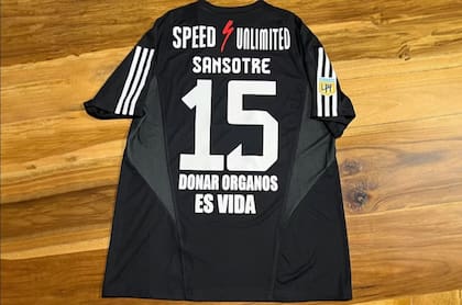 Deportivo Riestra vistió una camiseta con la consigna "Donar órganos es vida"