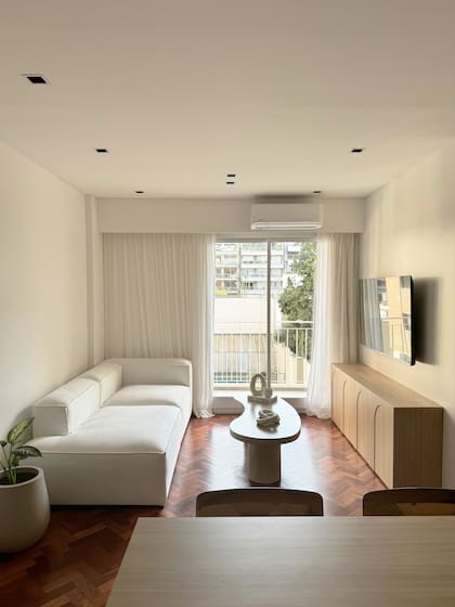 Consola a medida de MDF 'Camellia' (Arquitectura Prado + Bacigaluppi Cerban). Mesa de centro (Achalilas) con objetos (Pot it y Kaika Home), sillón (Lobo interiorismo). Cortinas (Hilo Argentina). Maceta con planta (Atelier Botánico).