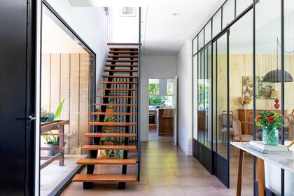 Consola con tapa de mármol de Carrara y patas de petiribí (La Charrúa). Lámpara realizada con un sifón antiguo, un regalo de la suegra de Loli. Figura de madera (Falabella).