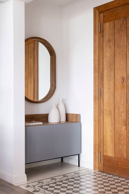 Consola y espejo (Bull Buenos Aires). Objetos de cerámica (Solsken).