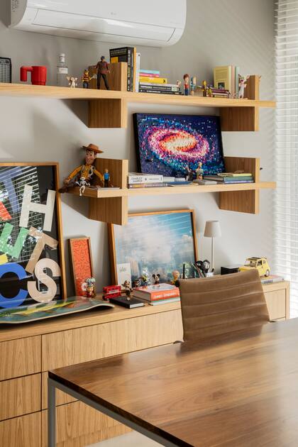 Consola y repisas flotantes con soportes en forma de cruz (Fallone Studio)