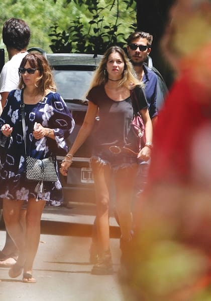 Consolada por su novio, Joaquín Rozas, Luli abandona el cementerio